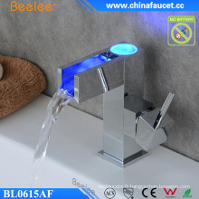 Robinet automatique rectangle de contrôle de température de la salle de bains LED